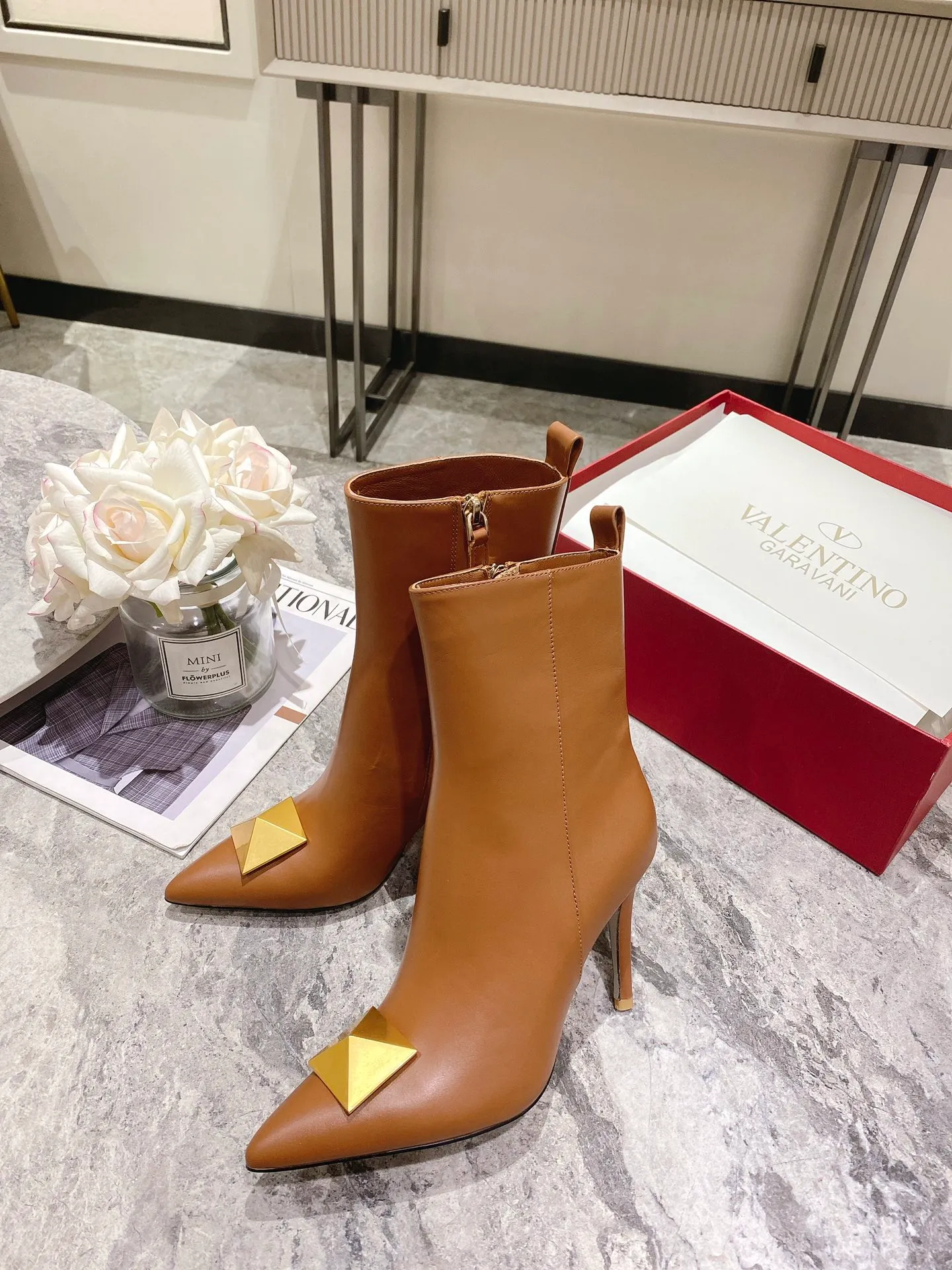 👟👟Ex-factory price 540👟👟 Genuine leather sole +40 [Valentino] Valentino autumn and winter fashion women's boots: comfortable and versatile, making your legs look longer! Fabric: Imported first-layer cowhide ⚡With inner zipper version ⚡The lining and feet are all high-end sheepskin! Outsole: There are two options: non-slip and wear-resistant rubber outsole and Italian leather outsole ~ equipped with Warren's [Pyramid] special buckle that will not rust. Number of yards: 35−41 (customized for sizes 34-42): rubber sole, - genuine leather sole +40